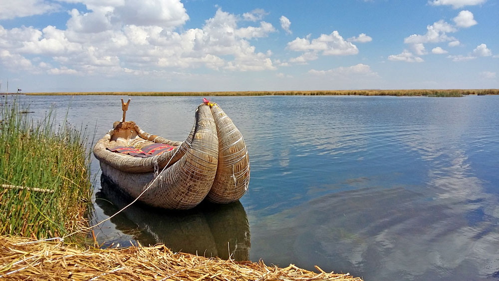 A classic boat of the reed islanders.