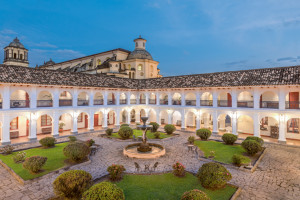 Patio Central — Hotel Dann Monasterio (Popayan, Colombia)